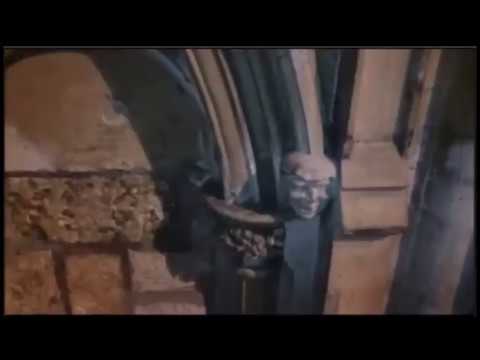 شاهد وجه دونالد ترامب يظهر على جدران كنيسة عمرها 700 عام