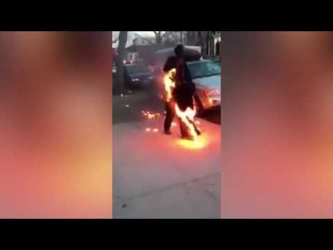 شاهد لقطات غريبة لرجل مشتعل يمشي بهدوء في الشارع