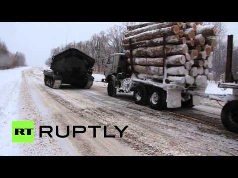 مدرعات عسكرية لإنقاذ المركبات العالقة في الثلوج