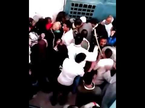 عناصر الشرطة يضربون مواطنين بالعصي