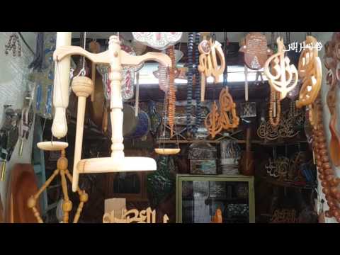 شاهد رجل يمارس فن الخراطة الوزانية