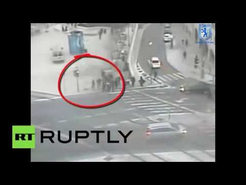 فلسطيني شجاع يهاجم مستوطنين إسرائيليين