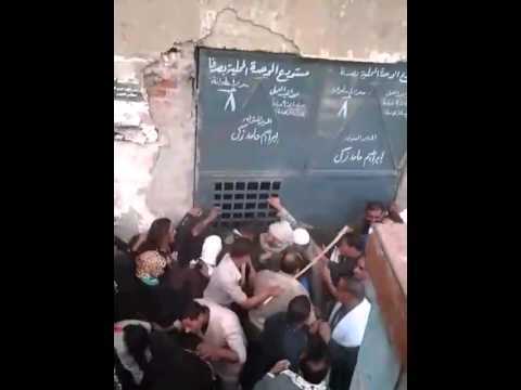 الشرطة تضرب المتمردين في طابور أسطوانات الغاز