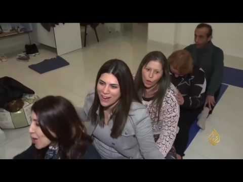 اكتشف دور يوغا الضحك في تحسين المزاج