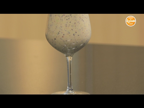 بالفيديو طريقة إعداد ومقادير سموذي أفوكادو بالتوت