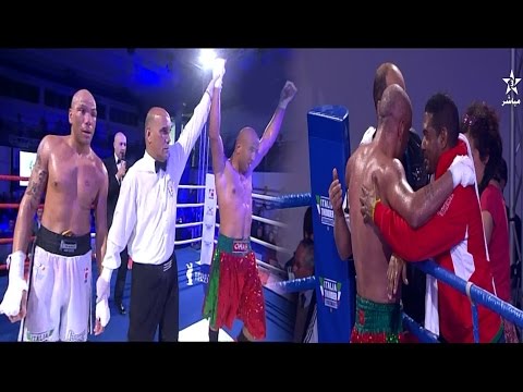 شاهد لحظة فوز الملاكم المصري صلاح الذي يمثل المغرب أمام خصمه الإيطالي