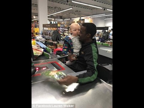 بالفيديو عامل يساعد أمًا في السيطرة على طفلها خلال التسوّق