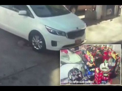 بالفيديو رجل يقف داخل متجر ينجو بأعجوبة من حادث سيارة