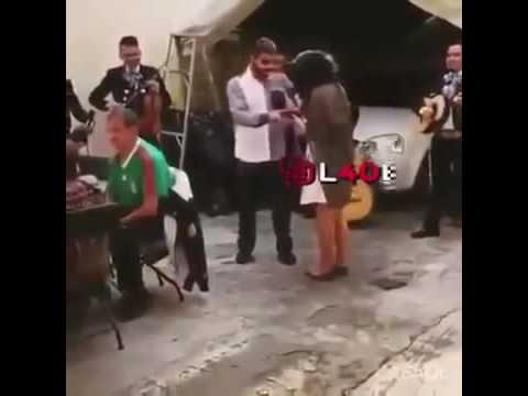 شاهد فتاة تفقد الوعي بعد أن طلب حبيبها الزواج منها