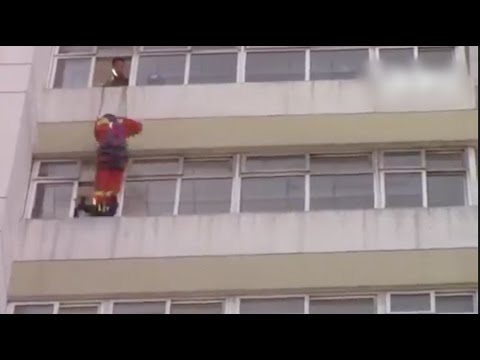 شاهد ركلة رجل إطفاء تنقذ منتحرة من الموت