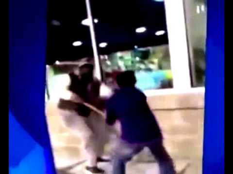 تشابك بالعصي بين سارق وموظفين