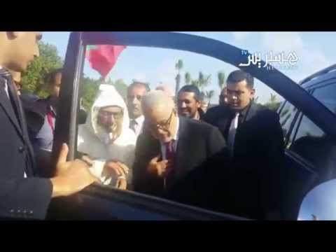 رئيس الحكومة المغربية يُقبّل يد عجوز مغربي