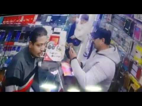 رجل يستخدم طريقة غريبة وماكرة ليسرق هاتفًا