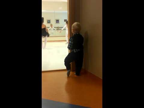 لقطات مذهلة لطفل يتعلم الباليه سرًا من شقيقته