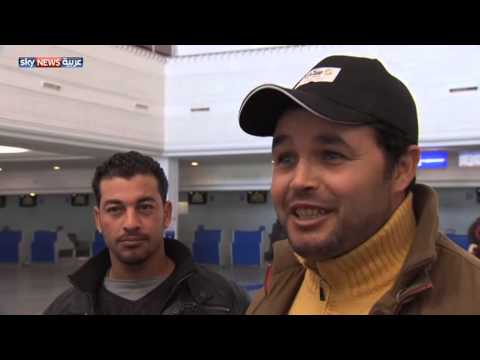 مصريون يعودون من ليبيا عبر مطار جربة