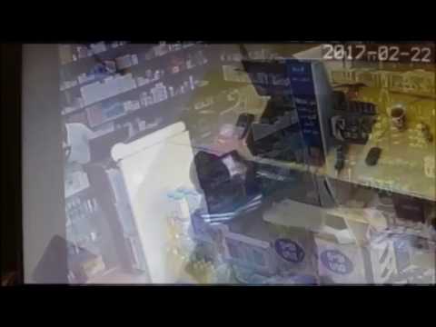 شاهد لحظة سطو مسلح على صيدلية وسرقتها في السعودية