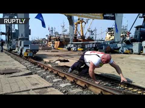 شاهد بطل روسي يجر رافعة ميناء تزن 312 طنًا