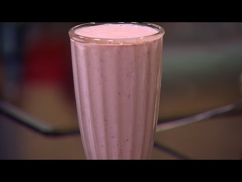 شاهد طريقة إعداد سموزي الفراولة باللوز