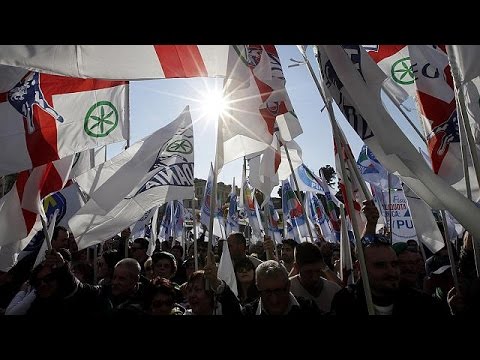 مظاهرات في روما مناهضة لرنزي وأخرى داعمة له