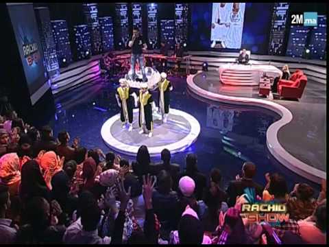 شاهد الفنان اللبناني وسام أمير يغني واقفًا فوق العمارية المغربية