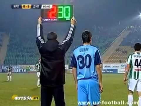 أغرب حالة طرد للاعب أثناء تبديله بآخر