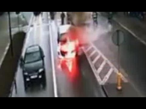 رجل يعرض حياته للخطر لتفادي انفجار سيارته