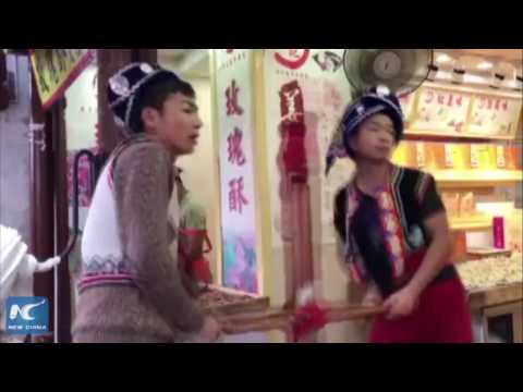 شاهد شابان يصنعان الحلوى بطريقتهما الخاصة في الصين