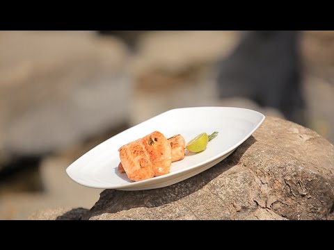 شاهد طريقة إعداد سلمون فيليه بالروزماري