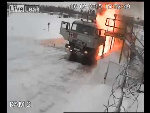 لحظة انفجار محطة وقود واشتعال النار في شاحنة