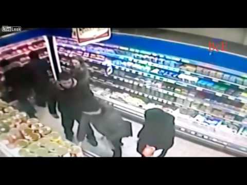 شاهد شاب ذو مظهر مسالم يرد على سخرية شاب آخر بمفاجأة