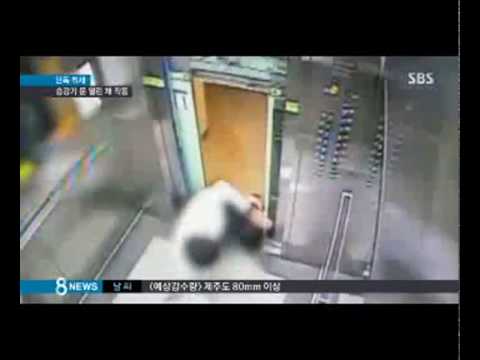 شاهد رجل كاد يفقد حياته بسبب أسانسير