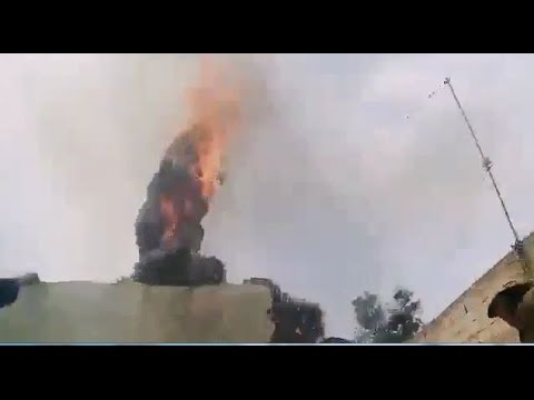 شاهد سيدة تضرم النار بجسدها أمام أعين السلطة المحلية