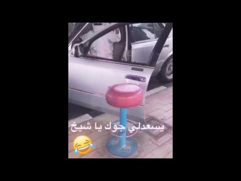 شاهد كويتي يدخل في وصلة رقص مع عمال محطة وقود