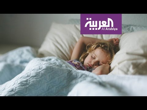 شاهد تأثير الشاشات الإلكترونية على نوم الأطفال