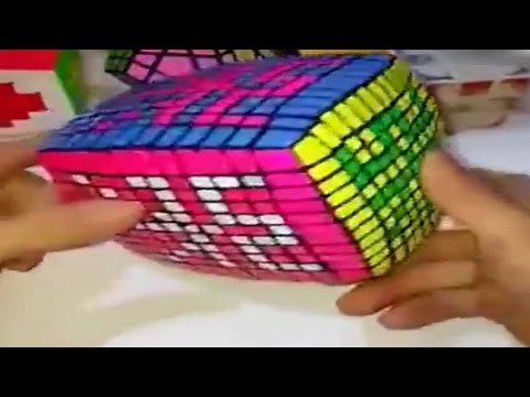 شاب يظهر مهارته المذهلة فى لعبة مكعب روبيك