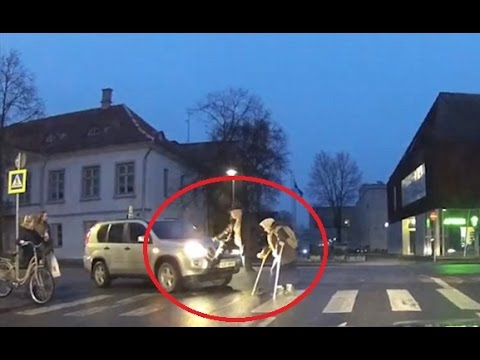 شاهد محاولة رجل مساعدة امرأة مسنة عبور الطريق انتهت بكارثة