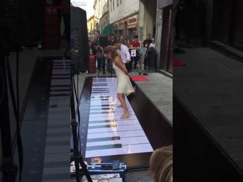 وصلة رقص رائعة لفتاة صغيرة أثناء العزف على بيانو ضخم بقدميها