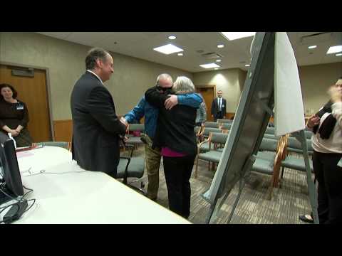 رجل كفيف يرى زوجته للمرة الأولى منذ 10 أعوام