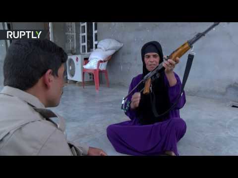 بالفيديو فتيات عراقيات مدججات بالأسلحة لحماية منازلهن