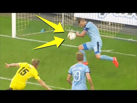 لاعبو كرة قدم أنقذوا مرماهم من أهداف محققة