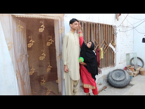 أطول طفل في العالم يخشى سخرية زملائه في باكستان