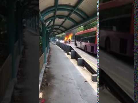 رجل إطفاء ينجو من الموت أثناء إطفاءه سيارة مشتعلة