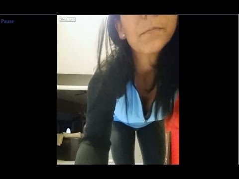 فتاة تركل كلبها أثناء تمريناتها