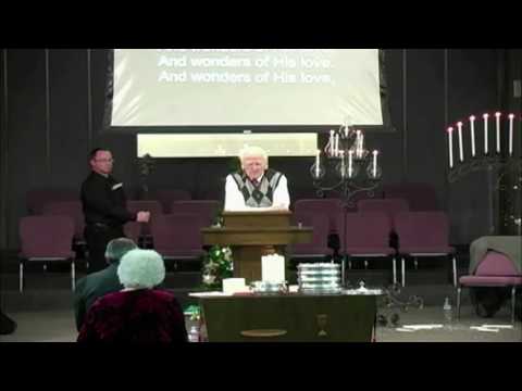 شاهد رجل يتسبب في فوضى أثناء الصلاة