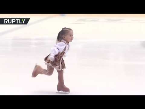 بالفيديو طفلة في سن تعلّم المشي تتزحلق على زلاجات