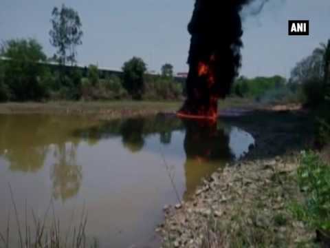 بالفيديو حريق هائل وسط بحيرة هندية في حادثة غامضة