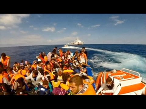 القوات الإيطالية تُنقذ 121 مهاجرًا بعد غرق سفينتهم