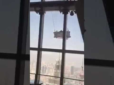 عمال يعيشون حالة رعب أثناء تنظيفهم ناطحة سحاب