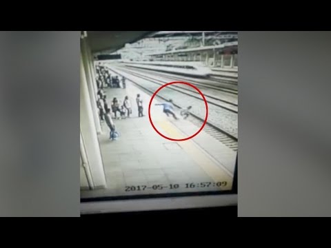 بالفيديو شاب يمنع فتاة من الانتحار أمام قطار في اللحظات الأخيرة