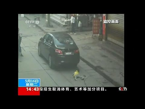 شاهد نجاة طفلة صينية من موت محقق